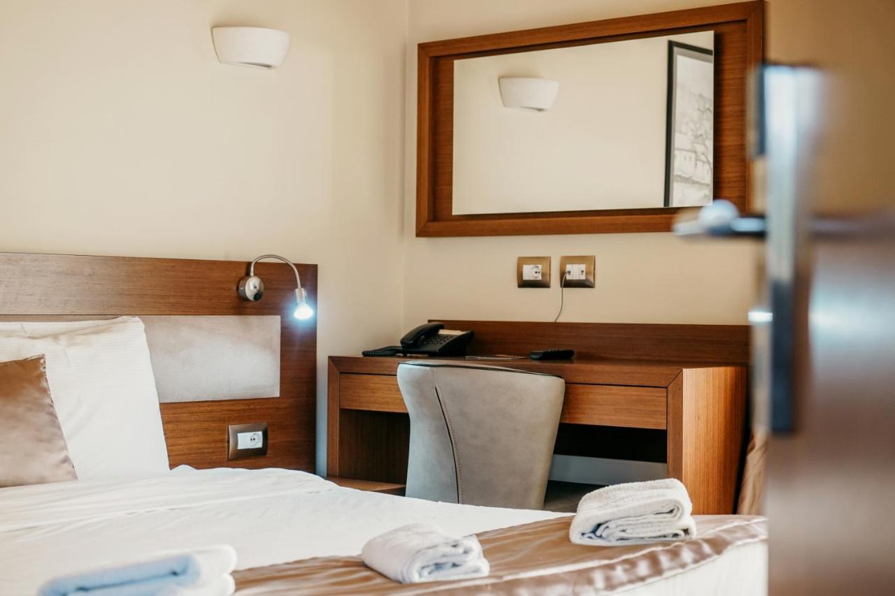 Center Hotel Gjirokastër Eksteriør billede